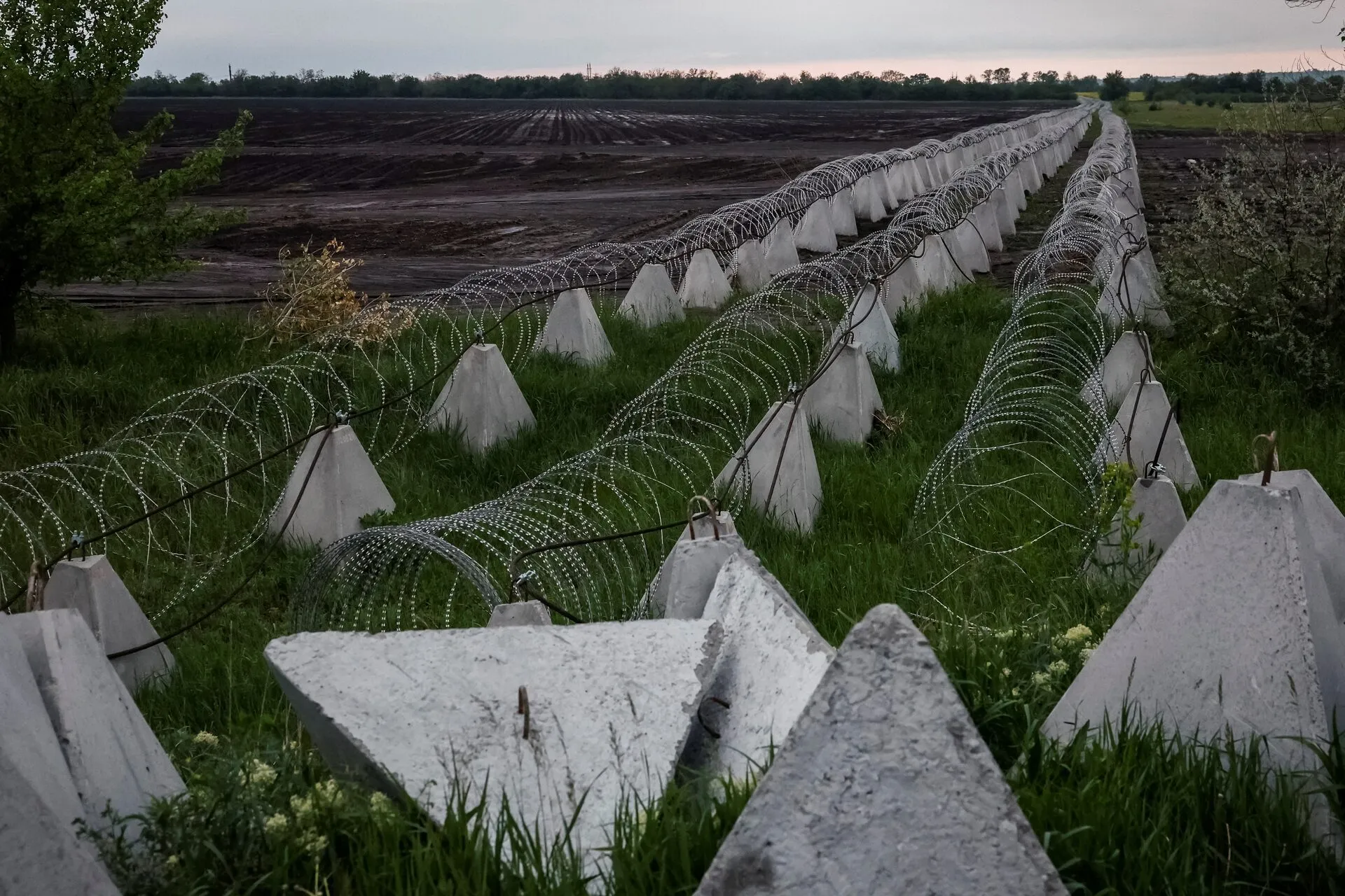 Вид на протитанкові укріплення, відомі як «зуби дракона», та колючий дріт у Запорізькій області, Україна, 10 травня 2025 року.